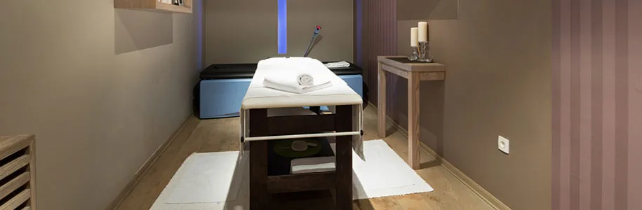 Intérieur d'un salon de massage avec le matériel