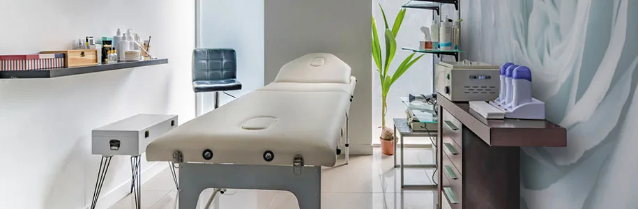 Intérieur d'un salon de massage avec le matériel