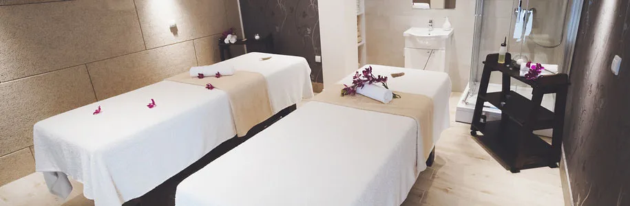 Intérieur d'un salon de massage avec deux tables